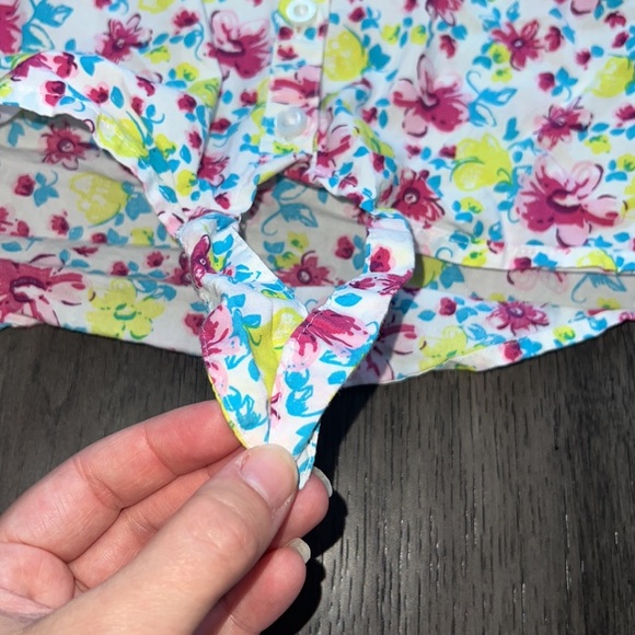 Girl, floral sleeveless button down, collared high low crop front tie shirt - Picture 3 of 6